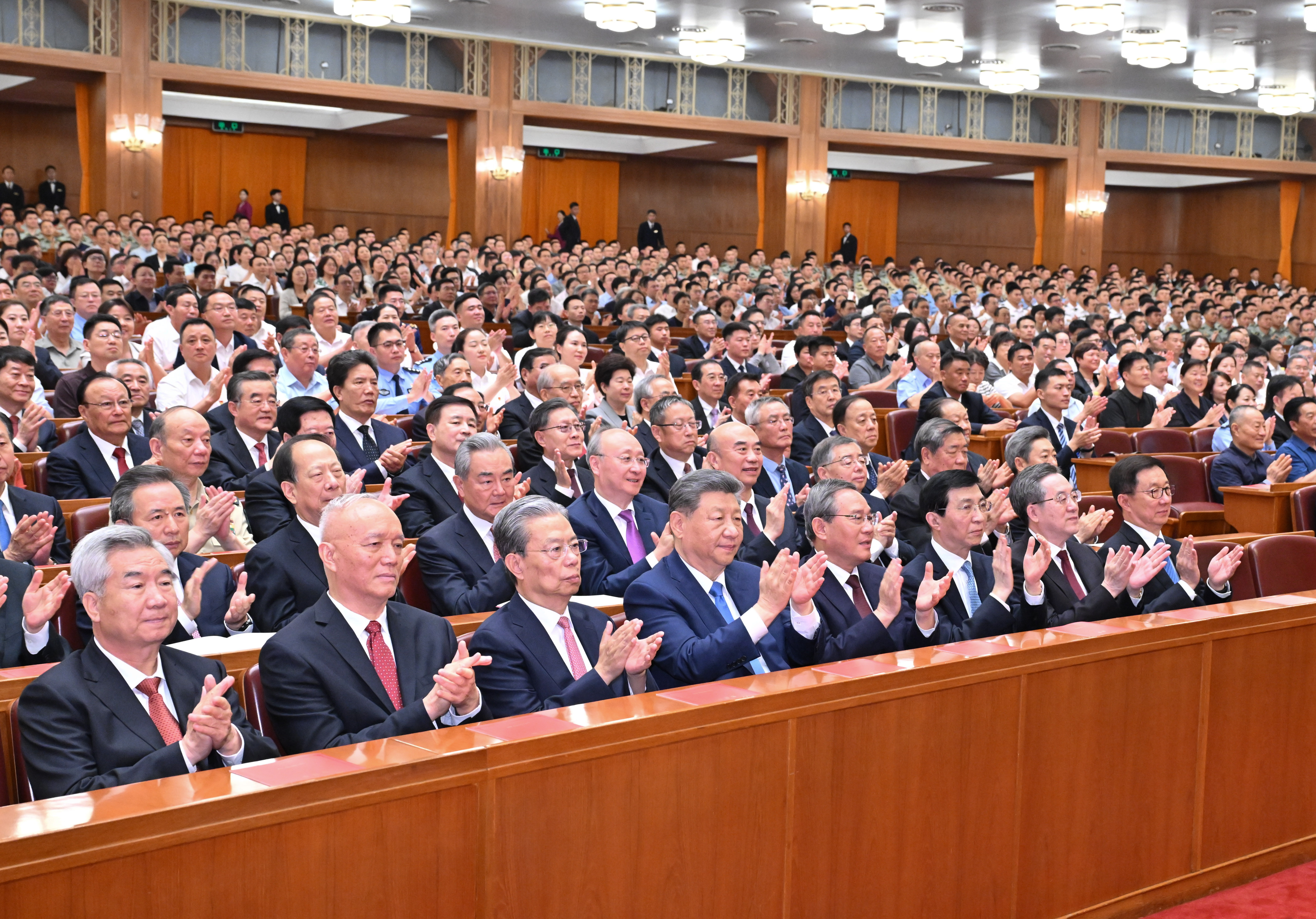 音乐会现场领导合影