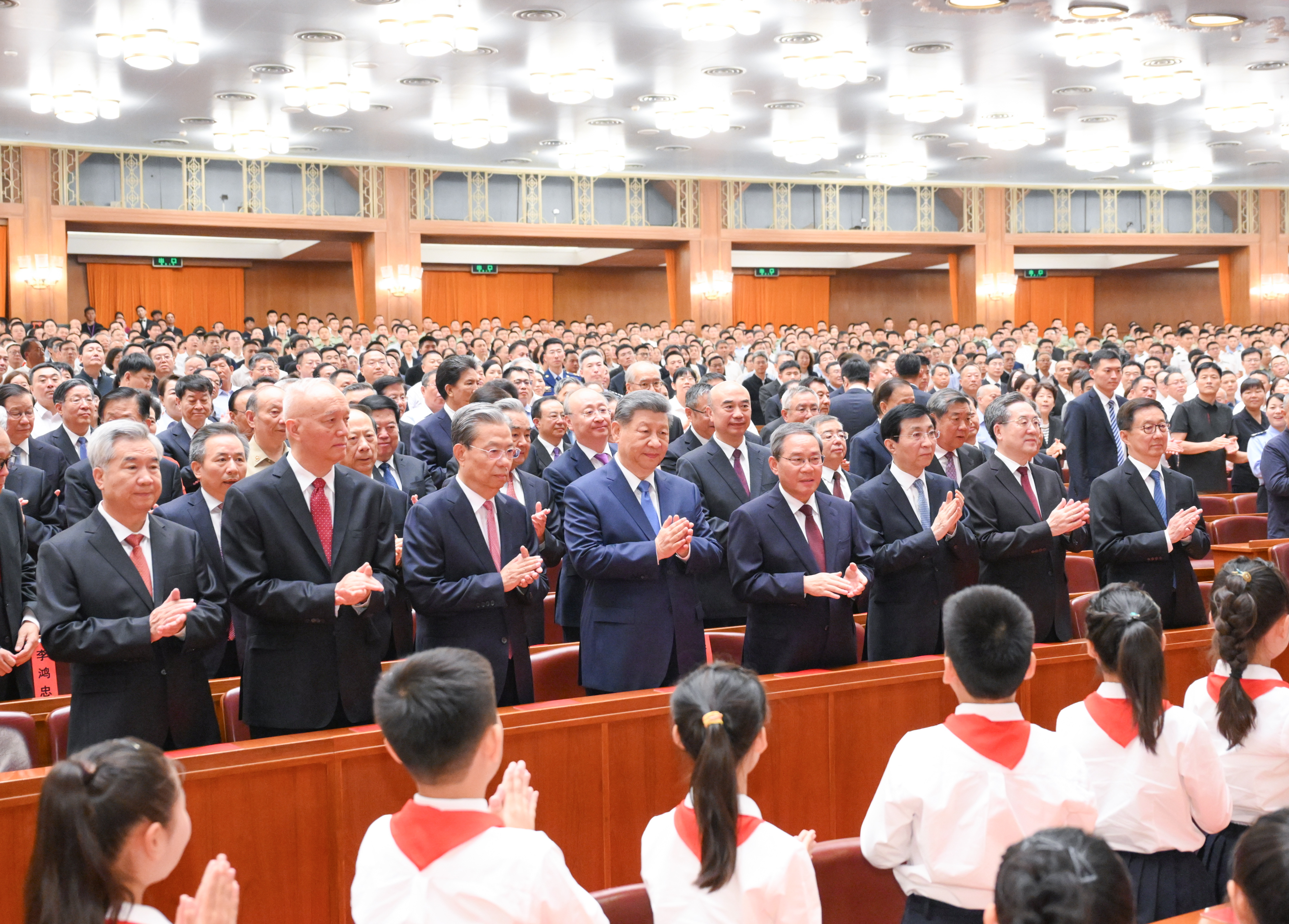 现场少先队员与领导